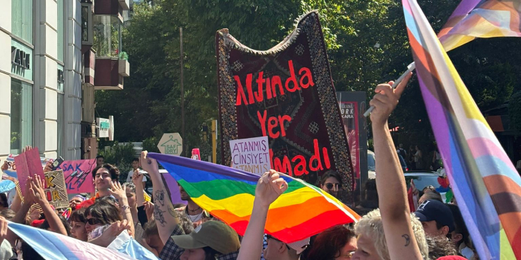 Eril İttifaklara Karşı Başka Türlü Sarılmalar